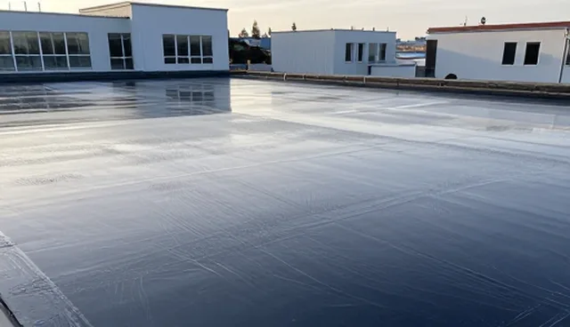 屋面防水施工中的性能考量与实际应用分析